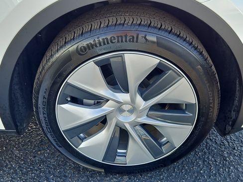 Used 2022 Tesla Model Y Long Range image 33