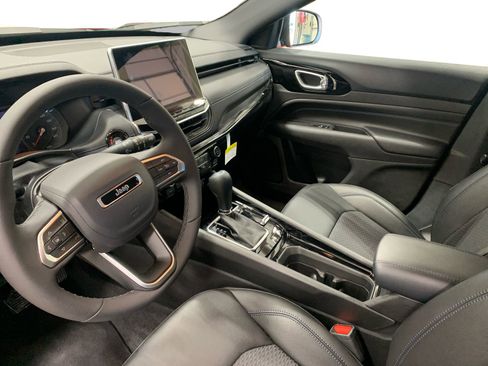 Used 2025 Jeep Compass Latitude w/ Altitude Special Edition image 19