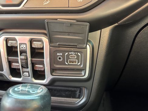 Used 2018 Jeep Wrangler Unlimited Sahara image 40