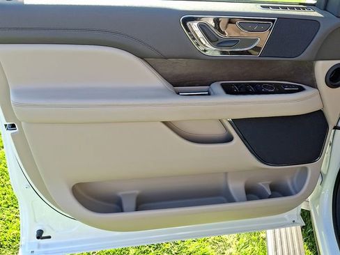 Used 2024 Lincoln Navigator Premiere image 10