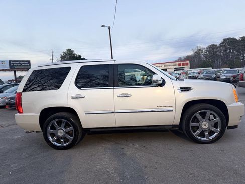Used 2010 Cadillac Escalade Premium image 4