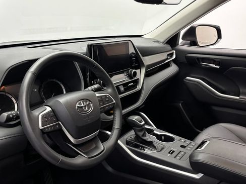 Used 2025 Toyota Highlander XLE AWD/4WD image 16