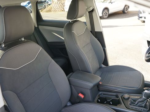 Used 2024 Volkswagen Taos SE image 18