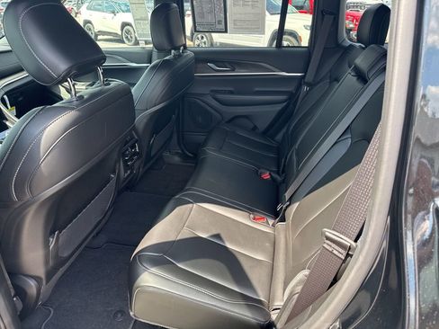 Used 2025 Jeep Grand Cherokee Limited w/ Black Appearance Package AWD/4WD image 10