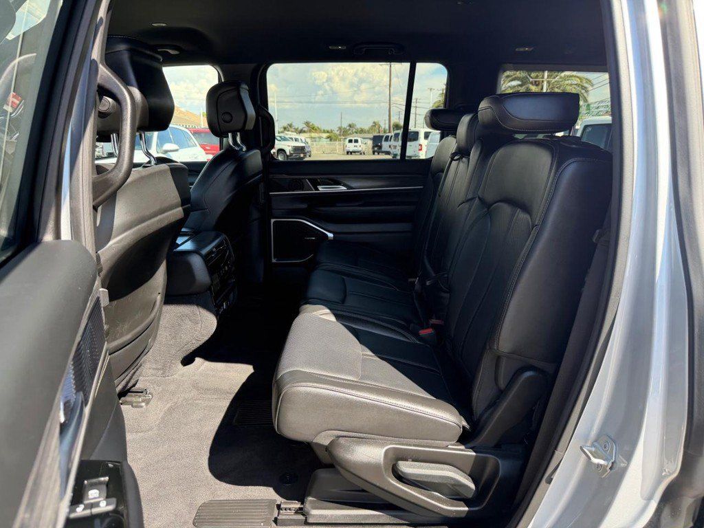 Used 2024 Jeep Wagoneer Series II w/ Flexible Seating Group RWD image 47