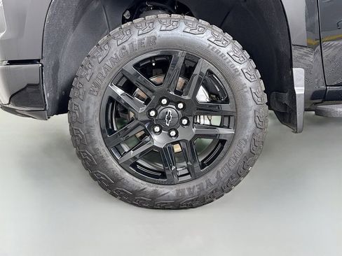 Used 2025 Chevrolet Silverado 1500 LT Trail Boss w/ LT Trail Boss Premium Package AWD/4WD image 31