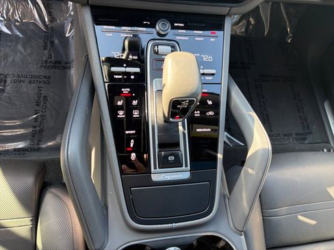 Used 2019 Porsche Cayenne S image 21