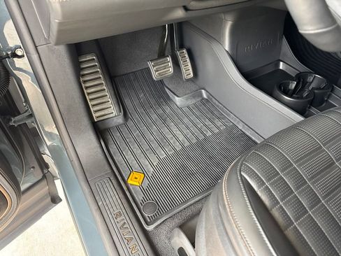 Used 2025 Rivian R1S Premium AWD/4WD image 24