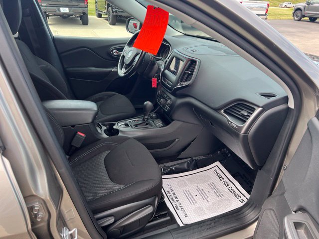 Used 2019 Jeep Cherokee Latitude w/ Cold Weather Group AWD/4WD image 15