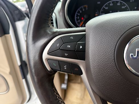 Used 2019 Jeep Grand Cherokee Overland AWD/4WD image 15
