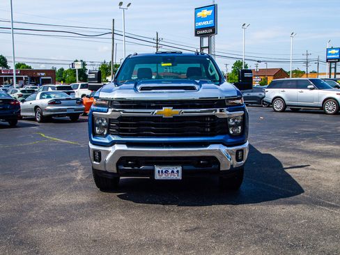 Used 2024 Chevrolet Silverado 2500 LT w/ Convenience Package AWD/4WD image 2