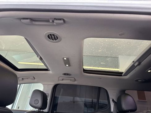 Used 2023 GMC Acadia SLT w/ Elevation Edition FWD image 9