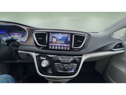 Used 2018 Chrysler Pacifica Touring-L Plus w/ Tire & Wheel Group image 17