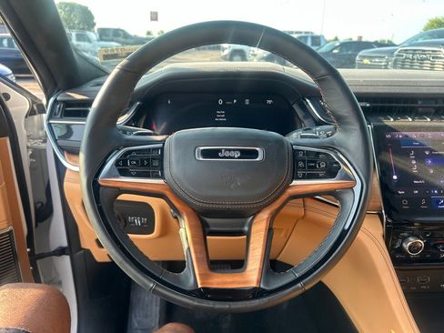 Used 2025 Jeep Grand Cherokee Summit AWD/4WD image 19