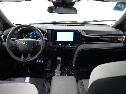 Used 2025 Toyota Camry SE FWD image 13