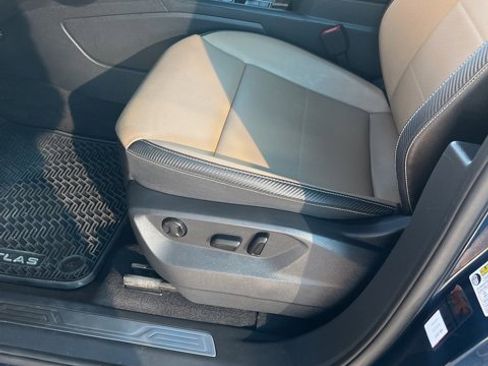 Used 2022 Volkswagen Atlas Cross Sport SE image 11