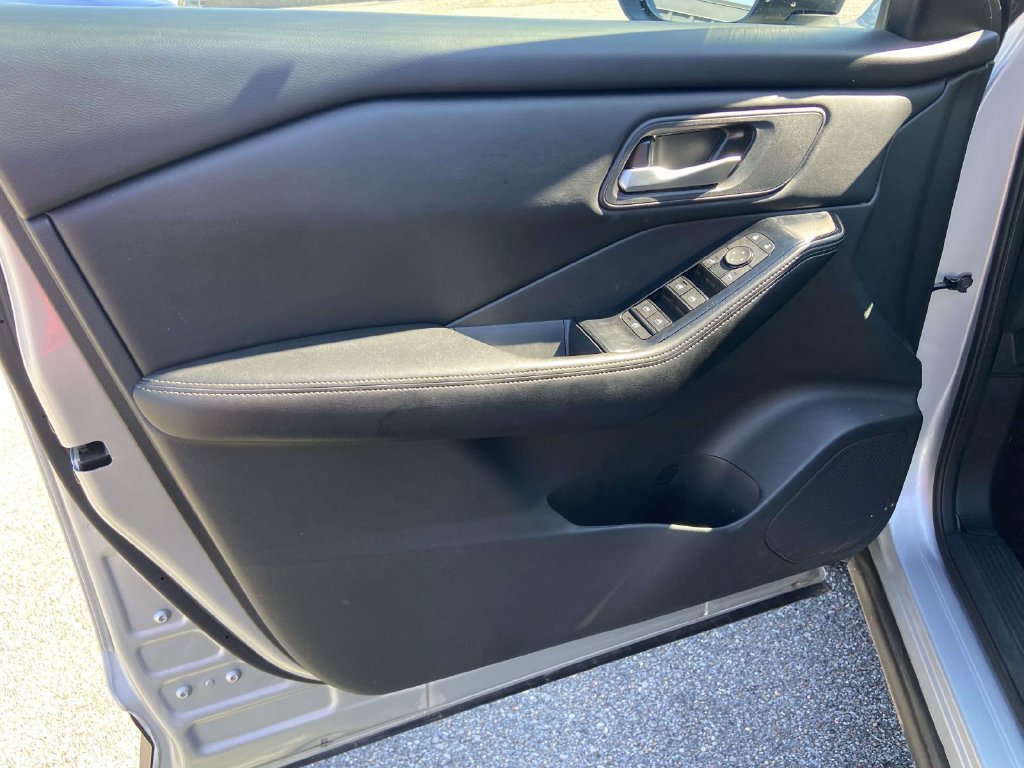 Used 2025 Nissan Rogue SV AWD/4WD image 11