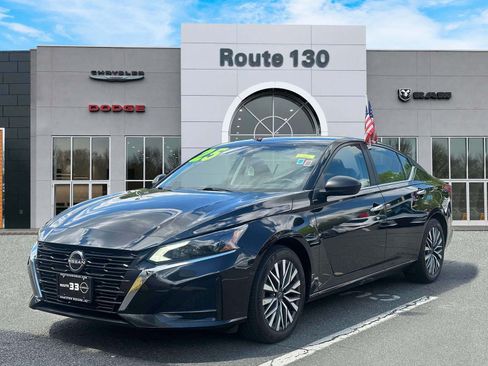 Used 2025 Nissan Altima 2.5 SV FWD image 2