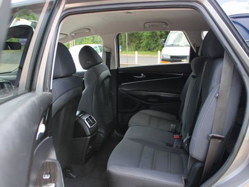 Used 2019 Kia Sorento L FWD image 12