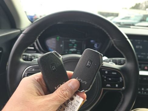 Used 2022 Kia Niro EX image 27