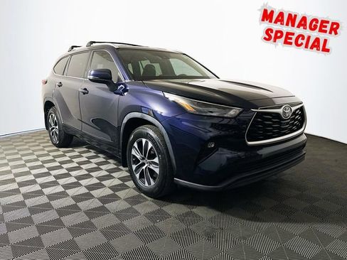 Used 2022 Toyota Highlander XLE AWD/4WD image 1