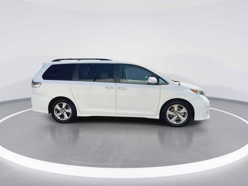 Used 2014 Toyota Sienna SE FWD image 9