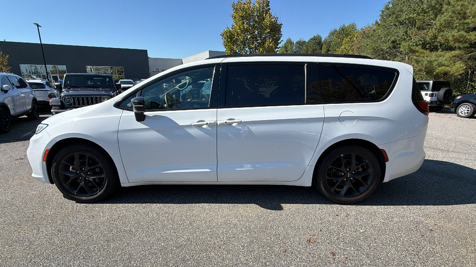 Used 2025 Chrysler Pacifica Limited FWD image 11