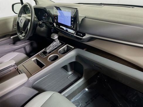 Certified 2024 Toyota Sienna XLE FWD image 27