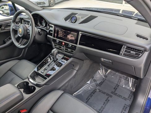 Certified 2025 Porsche Macan image 27