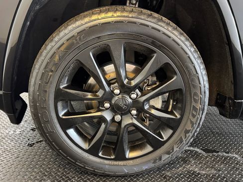 Used 2019 Jeep Grand Cherokee Altitude AWD/4WD image 10