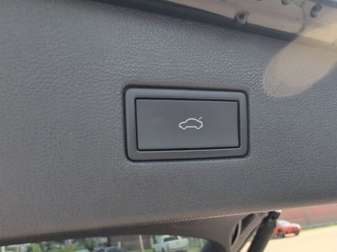 Used 2022 Volkswagen Tiguan SE R-Line image 24