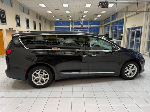 Used 2017 Chrysler Pacifica Touring-L w/ Tire & Wheel Group image 6