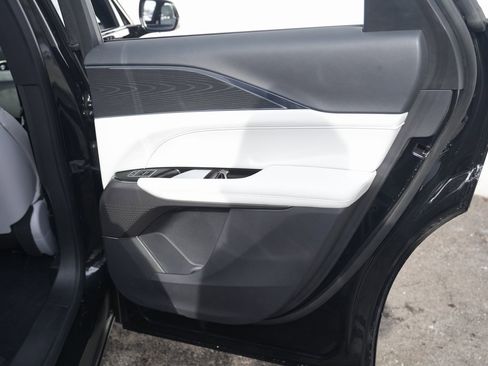 Used 2024 Cadillac Lyriq Luxury image 32