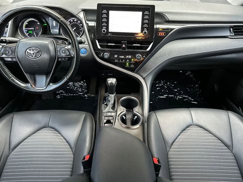 Used 2022 Toyota Camry SE image 3