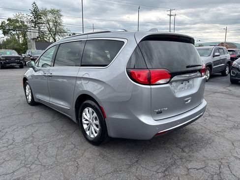 Used 2019 Chrysler Pacifica Touring-L FWD image 5