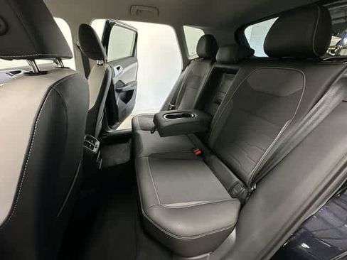 Used 2025 Volkswagen Taos SE AWD/4WD image 18