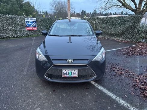 Used 2019 Toyota Yaris L image 2