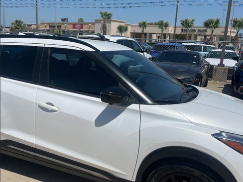 Used 2021 Nissan Kicks SR w/ SR Premium Package FWD image 14