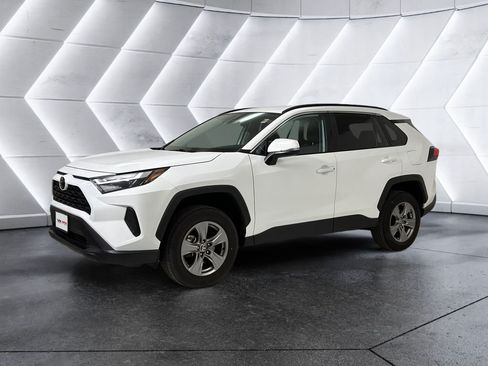 Used 2024 Toyota RAV4 XLE FWD image 3