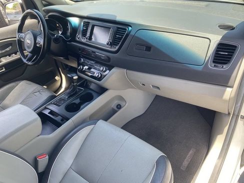 Used 2017 Kia Sedona LX w/ LX Essentials Premium Package FWD image 12