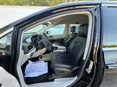 Used 2024 Chrysler Pacifica Touring-L FWD image 20