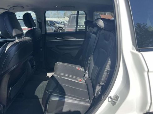 Used 2023 Jeep Grand Cherokee Limited w/ Black Appearance Package image 15