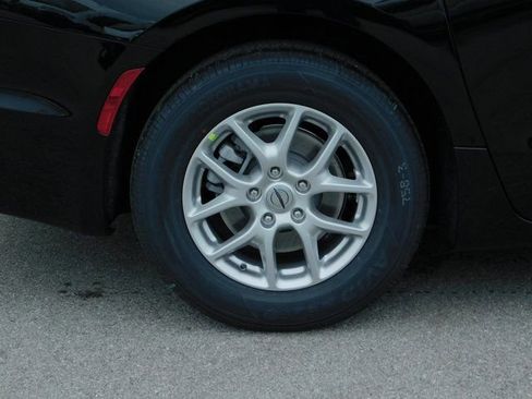 Used 2025 Chrysler Pacifica Select w/ Uconnect Theater Family Group image 11