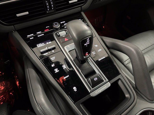 Used 2022 Porsche Cayenne Platinum Edition AWD/4WD image 33