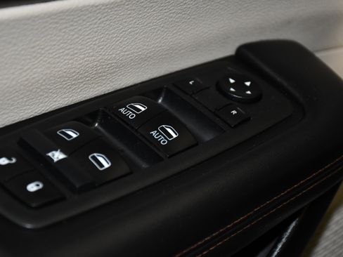 Used 2019 Chrysler Pacifica Touring-L FWD image 32