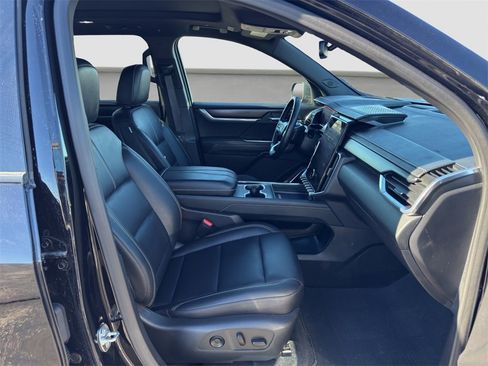 Used 2024 GMC Acadia Elevation image 18