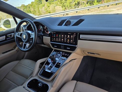 Used 2022 Porsche Cayenne S image 11