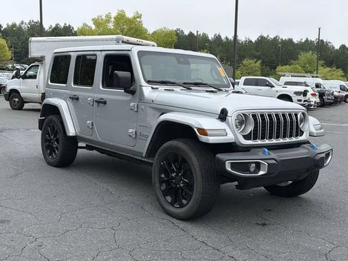 Used 2024 Jeep Wrangler Unlimited Sahara AWD/4WD image 6