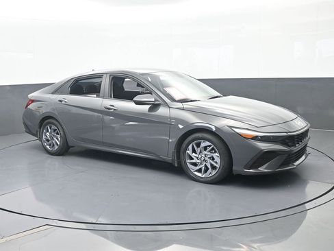 Used 2024 Hyundai Elantra SEL FWD image 8