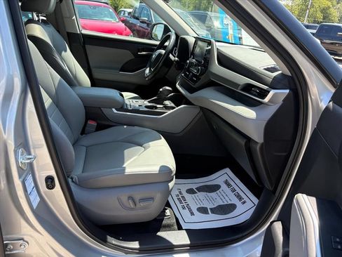 Used 2021 Toyota Highlander XLE AWD/4WD image 17